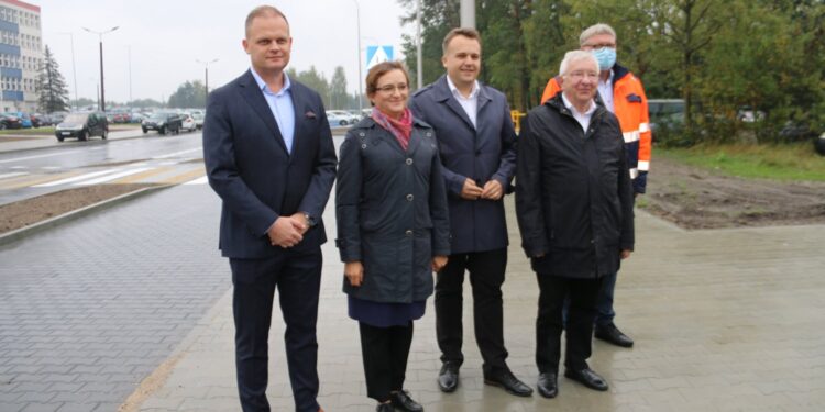 30.09.2020 Starachowice, Zakończenie remontu ul. Krańcowej w Starachowicach. Na zdjęciu (od lewej):   Łukasz Dominiak - rzecznik Animex Foods, poseł Agata Wojtyszek, Marek Materek - prezydent Starachowic, poseł Krzysztof Lipiec, Grzegorz Adamus – wykonawca prac / UM Starachowice