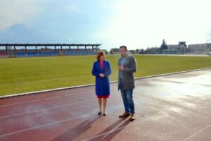 11.09.2020. Sandomierz. Na zdjęciu: Anna Krupka - wiceminister sportu i Sebastian Wieczorek - prezes Wisły Sandomierz / Anna Krupka / facebook