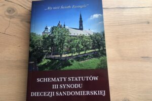 12.09.2020. Sandomierz. Książka "Schematy statutów III Synodu Diecezji Sandomierskiej" / Grażyna-Szlęzak-Wójcik / Radio Kielce