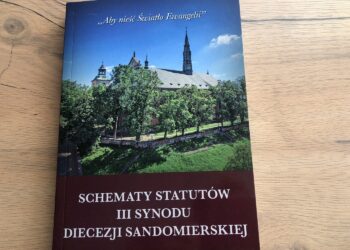 12.09.2020. Sandomierz. Książka "Schematy statutów  III Synodu Diecezji Sandomierskiej" / Grażyna-Szlęzak-Wójcik / Radio Kielce