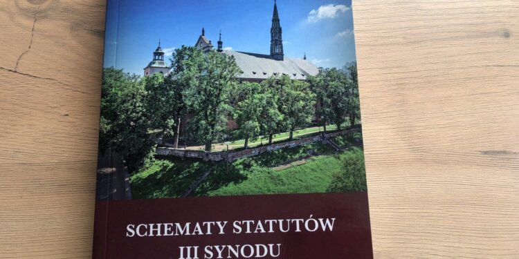 12.09.2020. Sandomierz. Książka "Schematy statutów  III Synodu Diecezji Sandomierskiej" / Grażyna-Szlęzak-Wójcik / Radio Kielce