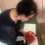 13.09.2020. Wiązownica. Święto Wsi. Warsztaty pisania gęsim piórem. Na zdjęciu: Katarzyna Ciepiela - dyrektor Staszowskiego Ośrodka Kultury. Warsztaty pisania gęsim piórem Wiązownica / Grażyna-Szlęzak-Wójcik / Radio Kielce