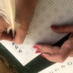 13.09.2020. Wiązownica. Święto Wsi. Warsztaty pisania gęsim piórem. Na zdjęciu: Katarzyna Ciepiela - dyrektor Staszowskiego Ośrodka Kultury. Warsztaty pisania gęsim piórem Wiązownica / Grażyna-Szlęzak-Wójcik / Radio Kielce