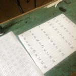 13.09.2020. Wiązownica. Święto Wsi. Warsztaty pisania gęsim piórem. Na zdjęciu: Katarzyna Ciepiela - dyrektor Staszowskiego Ośrodka Kultury. Warsztaty pisania gęsim piórem Wiązownica / Grażyna-Szlęzak-Wójcik / Radio Kielce