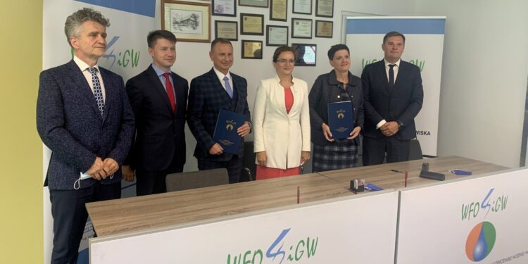 04.09.2020. Kielce. Podpisania umowy pomiędzy WFOŚiGW w Kielcach a Świętokrzyskim Funduszem Poręczeniowym. Na zdjęciu (od lewej): Krzysztof Słoń - senator PiS, Bartłomiej Dorywalski - poseł PiS, Ryszard Gliwiński - prezes WFOŚiGW, Agata Wojtyszek - poseł PiS, Edyta Suchoń - prezes zarządu Świętokrzyskiego Funduszu Poręczeniowego w Kielcach i Mariusz Jędrzejewski - zastępca prezesa zarządu Świętokrzyskiego Funduszu Poręczeniowego w Kielcach / Monika Miller / Radio Kielce