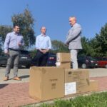14.09.2020. Zgórsko. Wiceminister Piotr Wawrzyk przekazał środki ochrony osobistej dla Domu Pomocy Społecznej w Zgórsku. Na zdjęciu (od lewej): Łukasz Gryń - prezes Stowarzyszenia Kocham Świętokrzyskie, Piotr Wawrzyk - wiceminister spraw zagranicznych i Zbigniew Szybalski - dyrektor Domu Pomocy Społecznej w Zgórsku / Monika Miller / Radio Kielce