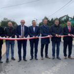 29.09.2020. Wincentów. Droga powiatowa oddana do użytku. Na zdjęciu (od lewej): Zbigniew Wróbel - dyrektor Powiatowego Zarządu Dróg, Łukasz Wojtaszek - przedstawiciel Przedsiębiorstwa Robót Drogowych Starachowice, Sylwester Kasprzyk - radny Rady Powiatu w Kielcach, Andrzej Borowski - radny Rady Powiatu w Kielcach, Zbigniew Piątek - wójt Piekoszowa, Mirosław Gębski - starosta kielecki, Cezary Majcher - członek zarządu powiatu w Kielcach, Tomasz Gruszczyński - radny Rady Powiatu w Kielcach / Monika Miller / Radio Kielce