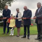 30.09.2020 Kielce. Otwarcie placu zabaw przy Przedszkolu Samorządowym nr 18 w Kielcach. Na zdjęciu (od lewej): Bogdan Wenta - prezydent Kielc, Agnieszka Żelazna - dyrektor przedszkola,  Rafał Nowak - wicewojewoda świętokrzyski, Tadeusz Kozior -radny kielecki / Monika Miller / Radio Kielce