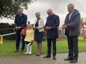 30.09.2020 Kielce. Otwarcie placu zabaw przy Przedszkolu Samorządowym nr 18 w Kielcach. Na zdjęciu (od lewej): Bogdan Wenta - prezydent Kielc, Agnieszka Żelazna - dyrektor przedszkola, Rafał Nowak - wicewojewoda świętokrzyski, Tadeusz Kozior -radny kielecki / Monika Miller / Radio Kielce