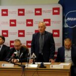 02.09.2020. Kielce. Konferencja Politechniki Świętokrzyskiej na temat opracowania programu z branży contact center. Na zdjęciu (od lewej): Łukasz Pawlik - Altar Sp. z o.o., Waldemar Cichacz - prezes zarządu Altar Sp. z o.o., prof. Zbigniew Koruba - rektor Politechniki Świętokrzyskiej i dr Mirosław Płaza - kierownik projektu / Faustyna Terelak / Radio Kielce