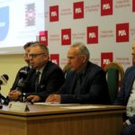 02.09.2020. Kielce. Konferencja Politechniki Świętokrzyskiej na temat opracowania programu z branży contact center. Na zdjęciu (od lewej): Łukasz Pawlik - Altar Sp. z o.o., Waldemar Cichacz - prezes zarządu Altar Sp. z o.o., prof. Zbigniew Koruba - rektor Politechniki Świętokrzyskiej i dr Mirosław Płaza - kierownik projektu / Faustyna Terelak / Radio Kielce