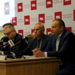 02.09.2020. Kielce. Konferencja Politechniki Świętokrzyskiej na temat opracowania programu z branży contact center. Na zdjęciu (od lewej): Łukasz Pawlik - Altar Sp. z o.o., Waldemar Cichacz - prezes zarządu Altar Sp. z o.o., prof. Zbigniew Koruba - rektor Politechniki Świętokrzyskiej i dr Mirosław Płaza - kierownik projektu / Faustyna Terelak / Radio Kielce