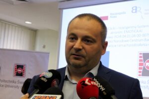 02.09.2020. Kielce. Konferencja Politechniki Świętokrzyskiej na temat opracowania programu z branży contact center. Na zdjęciu: dr Mirosław Płaza - kierownik projektu / Faustyna Terelak / Radio Kielce