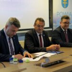 28.09.2020 Kielce Podpisanie umów w starostwie kieleckim. Na zdjęciu (od lewej): Dariusz Meresiński - burmistrz Daleszyc, Mirosław Gębski - starosta kielecki, Tomasz Pleban - wicestarosta kielecki / Faustyna Terelak / Radio Kielce