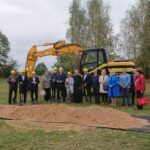29.09.2020. Janik. Pierwsze wbicie łopaty pod budowę kanalizacji / Emilia Sitarska / Radio Kielce