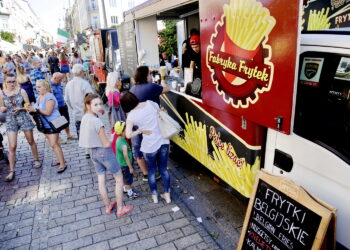 27.08.2016 Kielce. "Smaczne Zakończenie Lata" - zjazd foodtrucków na ulicy Sienkiewicza. / Jarosław Kubalski / Radio Kielce