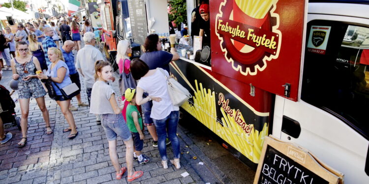 27.08.2016 Kielce. "Smaczne Zakończenie Lata" - zjazd foodtrucków na ulicy Sienkiewicza. / Jarosław Kubalski / Radio Kielce