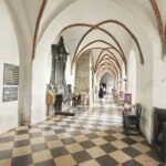 25.08.2020. Święty Krzyż. Klasztor. Krużganki / Jarosław Kubalski / Radio Kielce