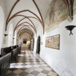 25.08.2020. Święty Krzyż. Klasztor. Krużganki / Jarosław Kubalski / Radio Kielce