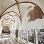 25.08.2020. Święty Krzyż. Klasztor. Krużganki / Jarosław Kubalski / Radio Kielce