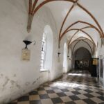 25.08.2020. Święty Krzyż. Klasztor. Krużganki / Jarosław Kubalski / Radio Kielce