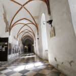 25.08.2020. Święty Krzyż. Klasztor. Krużganki / Jarosław Kubalski / Radio Kielce