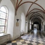 25.08.2020. Święty Krzyż. Klasztor. Krużganki / Jarosław Kubalski / Radio Kielce