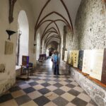 25.08.2020. Święty Krzyż. Klasztor. Krużganki / Jarosław Kubalski / Radio Kielce