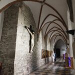 25.08.2020. Święty Krzyż. Klasztor. Krużganki / Jarosław Kubalski / Radio Kielce