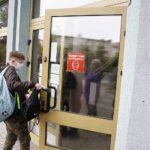 02.08.2020 Kielce. Koronawirus. Szkoła Podstawowa nr 19. Dzieci w maseczkach wchodzą do szkoły / Jarosław Kubalski / Radio Kielce