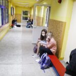 02.08.2020 Kielce. Koronawirus. Szkoła Podstawowa nr 19. Dzieci w maseczkach wchodzą do szkoły / Jarosław Kubalski / Radio Kielce