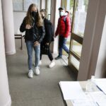 02.08.2020 Kielce. Koronawirus. Szkoła Podstawowa nr 19. Dzieci w maseczkach wchodzą do szkoły / Jarosław Kubalski / Radio Kielce