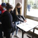 02.08.2020 Kielce. Koronawirus. Szkoła Podstawowa nr 19. Dzieci w maseczkach wchodzą do szkoły / Jarosław Kubalski / Radio Kielce