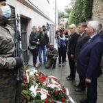 02.09.2020 Kielce. Wzgórze Zamkowe. Uroczystości w 75. rocznicę powstania WiN. Zastępca naczelnika Delegatury IPN w Kielcach Patrycja Zatorska-Milewska, Leszek Bukowski - delegatura IPN w Kielcach i poseł Krzysztof Lipiec / Jarosław Kubalski / Radio Kielce