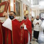 26.09.2020 Święty Krzyż. Świętokrzyski Rajd Pielgrzymkowy. Msza święta. Na zdjęciu (w środku): biskup Jan Piotrowski / Jarosław Kubalski / Radio Kielce