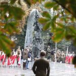 27.09.2020 Kielce. Uroczystości przed pomnikiem Armii Krajowej w 81. rocznicę utworzenia Polskiego Państwa Podziemnego. Przemawia Dionizy Krawczyński - prezes Stowarzyszenia Rekonstrukcji Historycznych „Jodła” / Jarosław Kubalski / Radio Kielce