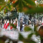 27.09.2020 Kielce. Uroczystości przed pomnikiem Armii Krajowej w 81. rocznicę utworzenia Polskiego Państwa Podziemnego. Przemawia Dionizy Krawczyński - prezes Stowarzyszenia Rekonstrukcji Historycznych „Jodła” / Jarosław Kubalski / Radio Kielce