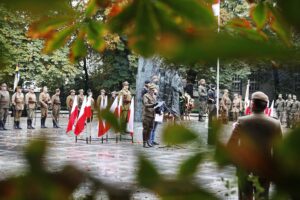 27.09.2020 Kielce. Uroczystości przed pomnikiem Armii Krajowej w 81. rocznicę utworzenia Polskiego Państwa Podziemnego. Przemawia Dionizy Krawczyński - prezes Stowarzyszenia Rekonstrukcji Historycznych „Jodła” / Jarosław Kubalski / Radio Kielce