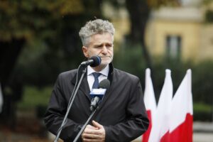 27.09.2020 Kielce. Uroczystości przed pomnikiem Armii Krajowej w 81. rocznicę utworzenia Polskiego Państwa Podziemnego. Senator Krzysztof Słoń / Jarosław Kubalski / Radio Kielce