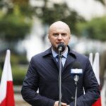 27.09.2020 Kielce. Uroczystości przed pomnikiem Armii Krajowej  w 81. rocznicę utworzenia Polskiego Państwa Podziemnego. Wicewojewoda Rafał Nowak / Jarosław Kubalski / Radio Kielce