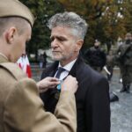 27.09.2020 Kielce. Uroczystości przed pomnikiem Armii Krajowej w 81. rocznicę utworzenia Polskiego Państwa Podziemnego. Senator Krzysztof Słoń otrzymuje medal na 100-lecie utworzenia 27. Pułku Ułanów / Jarosław Kubalski / Radio Kielce