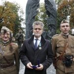 27.09.2020 Kielce. Uroczystości przed pomnikiem Armii Krajowej w 81. rocznicę utworzenia Polskiego Państwa Podziemnego. Od lewej: Anna Urszula Nowak - Stowarzyszenie Rekonstrukcji Historycznych "JODŁA", senator Krzysztof Słoń i Hubert Krawczyński - Stowarzyszenie Rekonstrukcji Historycznych "JODŁA" / Jarosław Kubalski / Radio Kielce