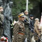 27.09.2020 Kielce. Uroczystości przed pomnikiem Armii Krajowej w 81. rocznicę utworzenia Polskiego Państwa Podziemnego. Dionizy Krawczyński - prezes Stowarzyszenia Rekonstrukcji Historycznych „Jodła” / Jarosław Kubalski / Radio Kielce