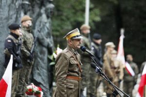 27.09.2020 Kielce. Uroczystości przed pomnikiem Armii Krajowej w 81. rocznicę utworzenia Polskiego Państwa Podziemnego. Dionizy Krawczyński - prezes Stowarzyszenia Rekonstrukcji Historycznych „Jodła” / Jarosław Kubalski / Radio Kielce