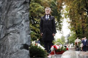 27.09.2020 Kielce. Uroczystości przed pomnikiem Armii Krajowej w 81. rocznicę utworzenia Polskiego Państwa Podziemnego. Senator Krzysztof Słoń / Jarosław Kubalski / Radio Kielce