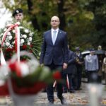 27.09.2020 Kielce. Uroczystości przed pomnikiem Armii Krajowej w 81. rocznicę utworzenia Polskiego Państwa Podziemnego. Wiceminister spraw zagranicznych Piotr Wawrzyk / Jarosław Kubalski / Radio Kielce