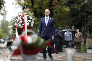 27.09.2020 Kielce. Uroczystości przed pomnikiem Armii Krajowej w 81. rocznicę utworzenia Polskiego Państwa Podziemnego. Wiceminister spraw zagranicznych Piotr Wawrzyk / Jarosław Kubalski / Radio Kielce