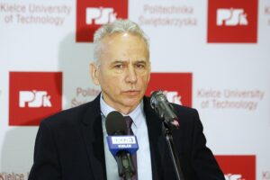 30.09.2020 Kielce. PŚk. Konferencja prasowa. Rektor prof. dr hab. inż. Zbigniew Koruba / Jarosław Kubalski / Radio KielceE