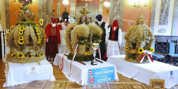 09.09.2020 Kielce. WDK. Wręczenie nagród w konkursie na najpiękniejszy wieniec dożynkowy województwa świętokrzyskiego. Na zdjęciu (w środku): wieniec z powiatu sandomierskiego, wykonany przez Koło Gospodyń Wiejskich „Łoniowianki”, który będzie reprezentował województwo świętokrzyskie podczas dożynek prezydenckich w Warszawie. / Jarosław Kubalski / Radio Kielce