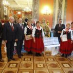 09.09.2020 Kielce. WDK. Wręczenie nagród w konkursie na najpiękniejszy wieniec dożynkowy województwa świętokrzyskiego. Od lewej: wójt gminy Górno Przemysław Łysak, członek zarządu województwa Marek Jońca, marszałek Andrzej Bętkowski, wicestarosta kielecki Tomasz Pleban i koło gospodyń "Górnianecki" / Jarosław Kubalski / Radio Kielce